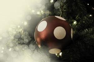 Primer plano de chuchería roja colgando de un árbol de Navidad decorado. efecto de filtro retro. foto