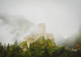 Castillo medieval de Zilkale camlihemsin en el valle de Fritina en Rize, Turquía foto