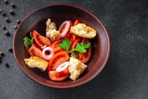Ensalada de tomate panzanella, tostadas secas fondo de alimentos de pan