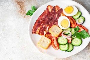 desayuno tocino, huevos, verduras, comida saludable, comida, merienda en la mesa, espacio de copia foto