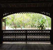 La vista desde el mirador de madera de hierro en el parque turístico de Beruangmadu, Balikpapan, Indonesia foto