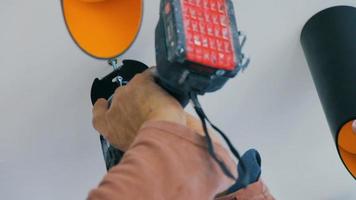 trabajador instalar lámpara decorativa en el techo video