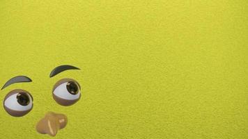 Animación de cara parpadeante y emoticon, quiero saber y pared de color amarillo. video