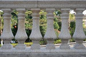 una hilera de barandillas de piedra foto