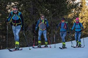 grandvalira, andorra. 2021 8 de diciembre. Esquiadores esquiando en un bosque en una mañana soleada en el invierno de 2021 foto