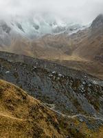 excursionistas en salkantay trek en los andes peruanos. foto