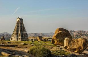 ruinas del antiguo templo en hampi, karnataka, india. foto