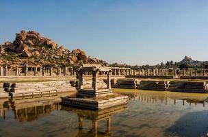 ruinas del antiguo templo en hampi, karnataka, india. foto