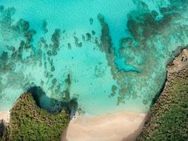 playa de sunayama en la isla de miyakojima, okinawa, japón. foto