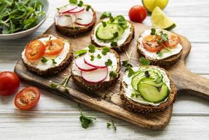 sándwiches con vegetales saludables y micro verduras