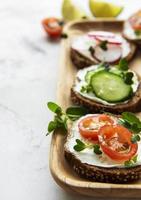 sándwiches con vegetales saludables y micro verduras foto