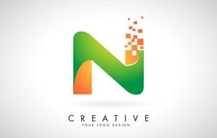 Diseño de logotipo letra n en colores brillantes con pequeños bloques rotos sobre fondo blanco. vector