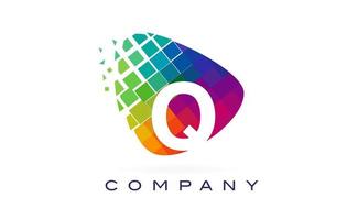 Letra q diseño de logotipo de arco iris colorido. vector