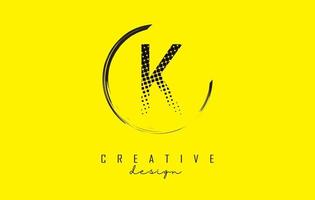 Diseño de logotipo letra k con puntos negros y marco de círculo sobre fondo amarillo brillante. vector