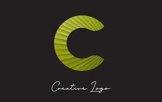 Logo de letra c con diseño de patrón de hoja de palmera. vector