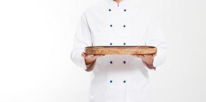 Tablero vacío para alimentos en manos del cocinero aislado sobre fondo blanco. foto