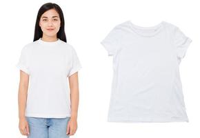 chica asiática en camiseta maqueta aislado, camiseta blanca maqueta de cerca sobre fondo blanco. camiseta maqueta de mujer coreana foto