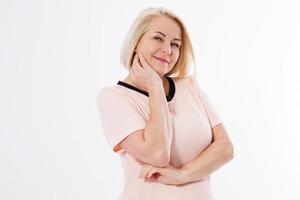 Mujer de mediana edad en ropa rosa de moda sonriéndole, Foto de estudio, sonrisa feliz espacio de copia de mujer rubia de mediana edad