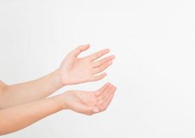 mano de mujer negra dos palma hacia arriba. ancho de mano aislado en un fondo blanco. vista frontal. Bosquejo. copie el espacio. plantilla. blanco. foto