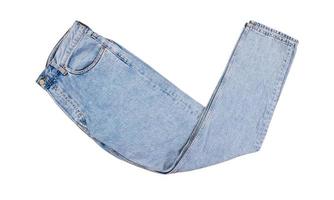 Pantalones de mezclilla aislados, jeans doblados azul aislado sobre fondo blanco de cerca foto