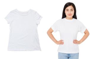 Joven asiática con una camiseta blanca y una camiseta blanca por separado de cerca, maqueta de espacio de copia de camiseta blanca foto