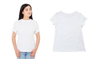 maqueta de camiseta blanca de chica coreana, camiseta vacía de cerca, camiseta de verano sobre fondo blanco foto