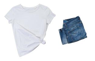 Camiseta blanca vacía y mezclilla azul sobre fondo blanco, maqueta de camiseta negra y jeans azules, camiseta en blanco foto