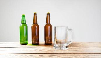 vaso de cerveza en la mesa de madera, vista superior. botellas de cerveza. enfoque selectivo. Bosquejo. copia espacio plantilla. blanco. foto