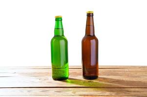 foto de dos botellas de cerveza llenas diferentes sin etiquetas. Trazado de recorte separado para cada botella incluida. Dos fotos separadas fusionadas. Botellas de vidrio de cerveza diferente sobre fondo blanco claro