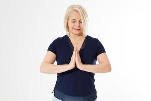 pose de mujer namaste, mujer rezando, ejercicio de yoga. mujer rezando manos juntas, namaste, yoga. Hermosa rubia sonriente sobre un fondo blanco con espacio de copia foto