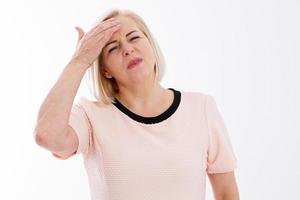 Mujer dolor de cabeza migraña, dolor de cabeza, aislado sobre fondo blanco. foto