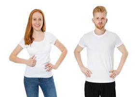 Cerrar jóvenes hombres mujeres personas vistiendo camisetas sobre fondo blanco. foto