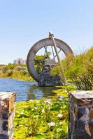 molino de agua en el estanque del lago en Green Point Park Cape Town. foto