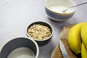 Preparation of a banana cocktail with natural yoghurt and oatmeal.