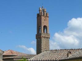 vista de la ciudad de montalcino foto