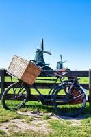 bicicleta con molino de viento y fondo de cielo azul. paisaje de campo escénico cerca de Amsterdam en los Países Bajos. foto