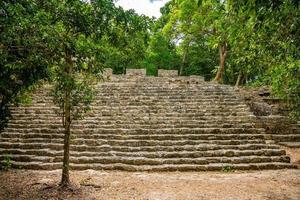 pirámide de nohoch mul en las ruinas de la ciudad maya de coba foto