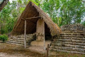 Pirámide de nohoch mul y estela en las antiguas ruinas de la ciudad maya de Coba. foto