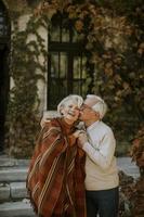pareja mayor, se abrazar, en, otoño, parque foto