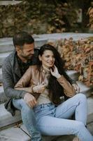 pareja joven, sentado, en, exterior, escaleras, en, un, día de otoño foto