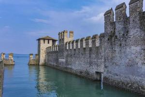 Castello scaligero di sirmione sirmione castillo, del siglo XIV en el lago de Garda, Sirmione, Italia