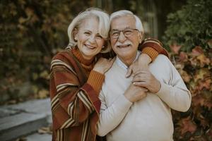 pareja mayor, se abrazar, en, otoño, parque foto