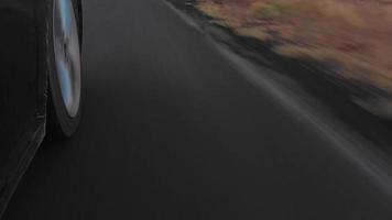 ponto de vista dirigindo na estrada de asfalto da Capadócia ao ar livre com fundo de chaminés de fada. Viagem e turismo no conceito de Turquia video