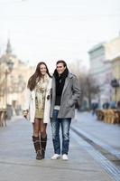 pareja joven caminando por la calle foto
