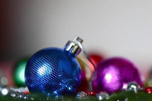 decoración navideña bola de navidad y adornos con la rama del árbol de navidad foto