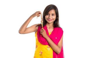 hermosa niña india mostrando rakhis en ocasión de raksha bandhan. hermana tie rakhi como símbolo del intenso amor por su hermano. foto