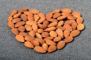 Almendras en una olla de barro aislado sobre un fondo blanco. foto