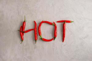 las letras calientes están forradas con vainas de chiles rojos picantes foto