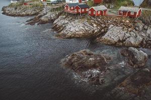 noruega rorbu casas y montañas rocas sobre fiordos paisaje vista de viaje escandinavo islas lofoten. paisaje natural escandinavo. foto