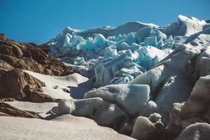 hermosos paisajes en las montañas y el glaciar svartisen paisaje en noruega concepto de ecología de monumentos de naturaleza escandinava. hielo y nieve azul foto